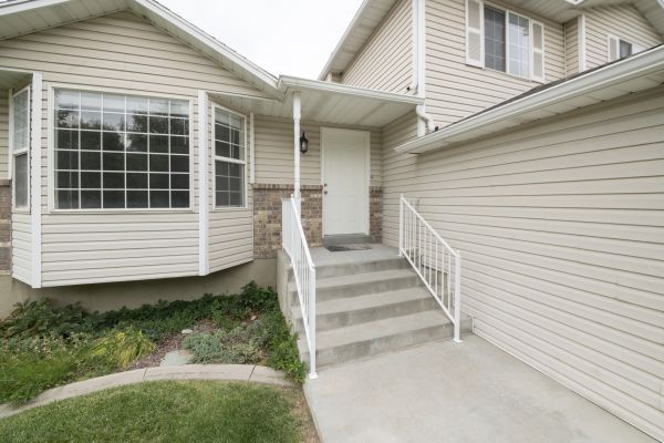 Cost of White Vinyl Siding Replacement in Easton